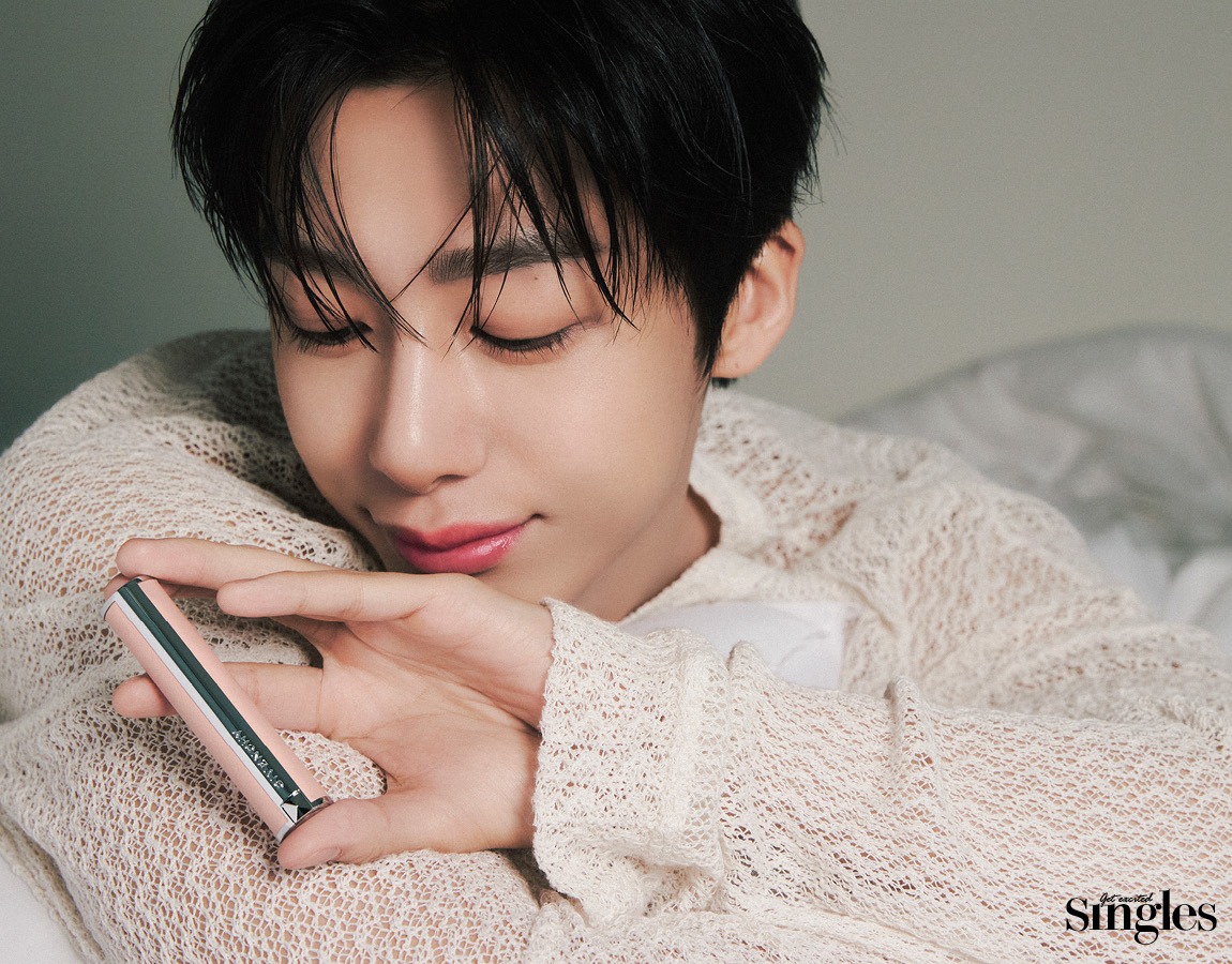 몬스타엑스 형원과 지방시 뷰티 로즈 퍼펙토가 등장한 싱글즈 화보